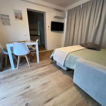 Casa Silvia, Bilocale Nuovo A 100 Mt Dal Mare Риччоне
